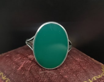 Beautiful Antique Art Deco Circa 1930s Decorative Statement Bezel Set Natural Green Agate Gemstone Sterling Silver Ring - size I