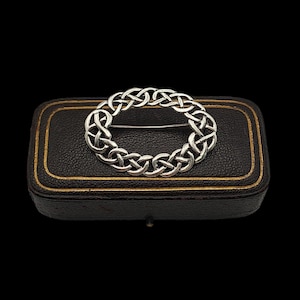 Beautiful Vintage Skillfully Crafted Decorative Traditional Scottish Irish Celtic Love Knot Design Sterling Silver Brooch - lgth 40mm