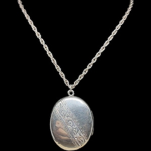 Bellissima collana decorativa vintage degli anni &#39;70 in stile Art Nouveau, ispirata ai fiori, a forma ovale, in argento sterling, con ciondolo con medaglione - lunghezza 40,6 cm