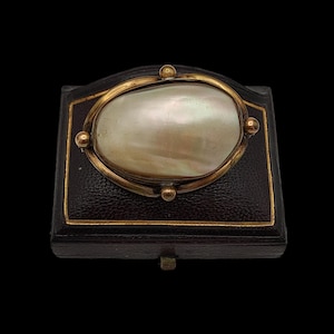Amazing Antique Early Victorian Circa 1840-50 Skillfully Crafted Gold Tone Pinchbeck Natural Mother Of Pearl Brooch - lgth 49.5mm