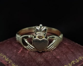 Beautiful Preloved Birmingham Hallmarked Decorative Celtic Irish Love Symbol Heart In Hands 9ct Yellow Gold Claddagh Ring - size T1/2 / 9.75