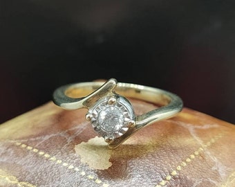 Beautiful Vintage Sheffield Hallmarked Decorative Cross Over Set Solitaire Illusion Set 0.10 Carat Natural Diamond 9ct Yellow Gold Ring - L