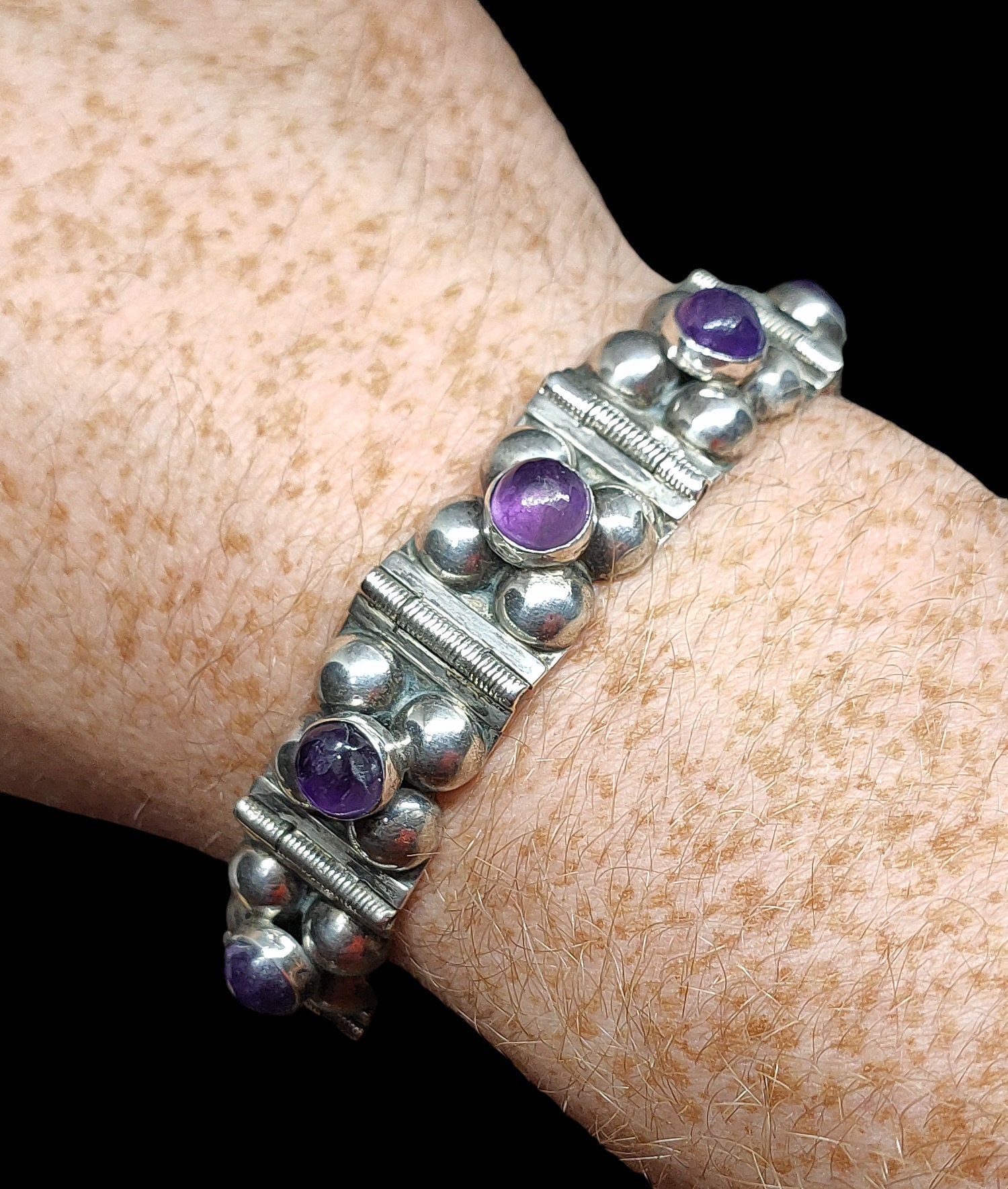 レリーフが美しいアメジストカボション ブレスレット シルバー製 ヴィンテージ レリーフが美しいアメジストカボション ブレスレット シルバー製