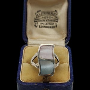 Prachtige vintage vakkundig vervaardigde ring uit circa jaren 1970 decoratief decoratief natuurlijke dueltoon parelmoer sterlingzilveren ring - maat O/7,25