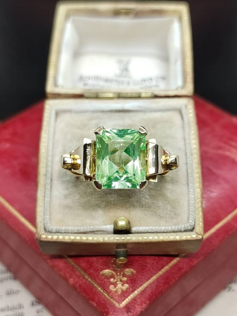 Stunning Vintage Circa 1940s Unique Statement Design Large Emerald Cut Synthetic Spinel Uranium Glass 14ct Yellow Gold Ring size R1/2 image 3