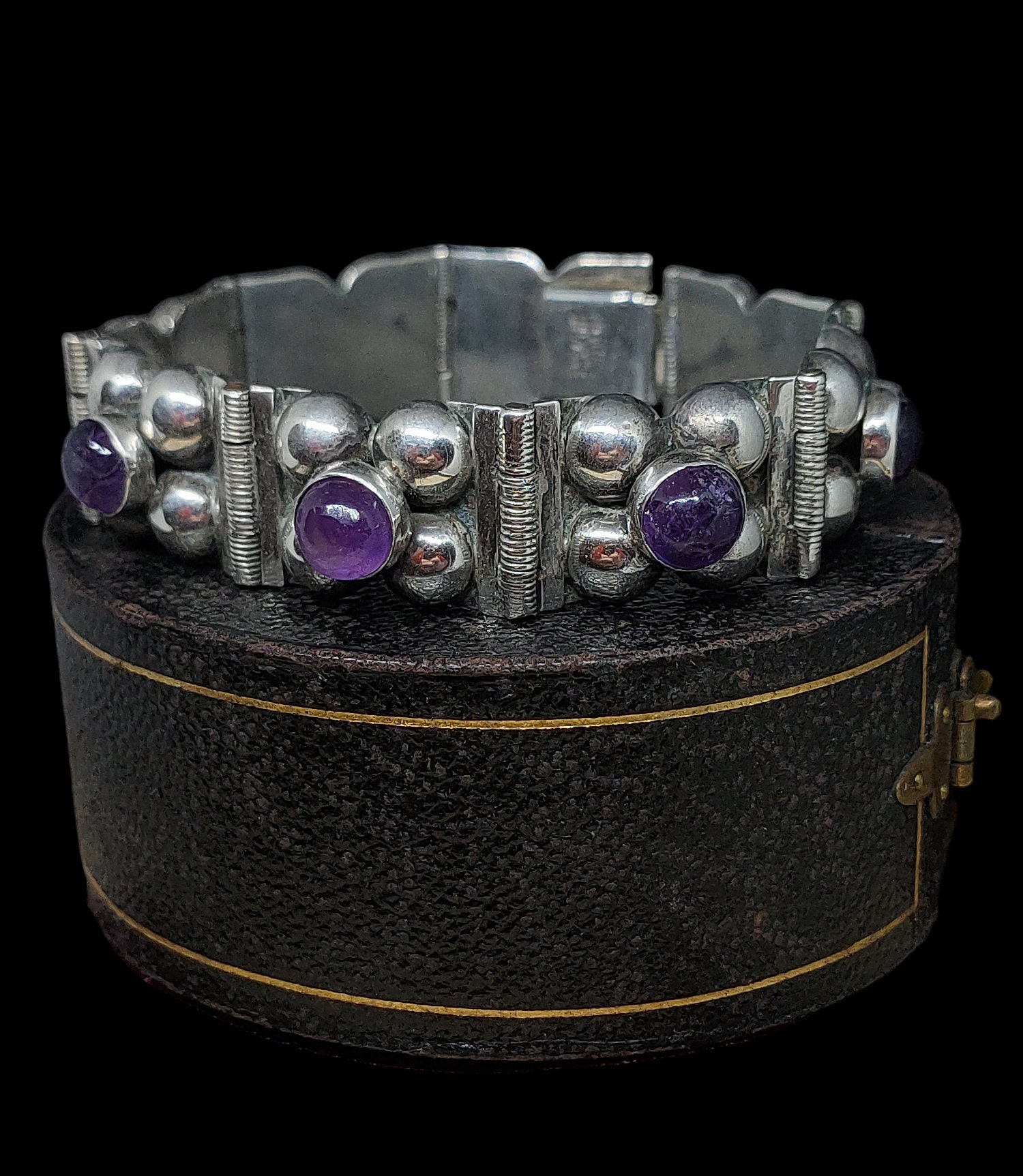 レリーフが美しいアメジストカボション ブレスレット シルバー製 ヴィンテージ レリーフが美しいアメジストカボション ブレスレット シルバー製
