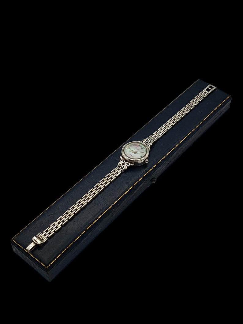 Vackert brittiskt stämplat, skickligt tillverkat Prestige Time, japanskt kvartsurverk, pärlemorurtavla i sterlingsilver – längd 7" bild 2