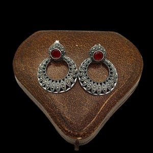 Magnifiques boucles d'oreilles modernes et raffinées, inspirées de l'Art déco, en argent sterling et ornées de marcassite rubis simulée scintillante - 37 mm