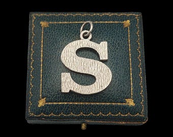Beautiful Vintage Hallmarked Skillfully Crafted Decorative Brutalist Effect Sterling Silver Letter S Pendant - lgth 37mm