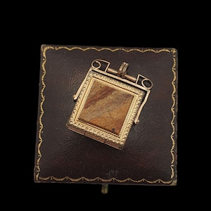 Beautiful Antique 19th Century Victorian Skillfully Crafted Spinner Gilt Metal Natural Agate Bloodstone Locket Fob Pendant - lgth 31mm