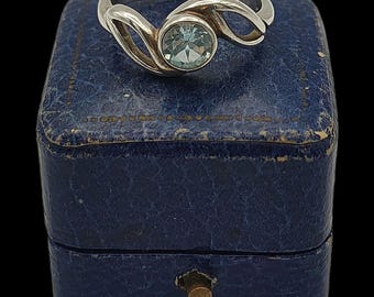 Beautiful Vintage Skillfully Crafted Decorative Floral Inspired Sparkling Solitaire Natural Blue Topaz Sterling Silver Ring - size S1/2 9.25