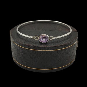 Preciosa pulsera vintage apilable decorativa de plata de ley con amatista natural engastada, elaborada con gran maestría - longitud 6,75".