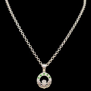 Vackert modernt tillverkat unikt keltiskt symboliskt kärlekssymbol irländsk naturlig grön ädelsten i sterlingsilver Claddagh halsband - längd 45 cm