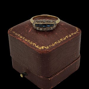 美しいアンティークのエドワード朝時代、1900年頃、熟練の職人が手掛けた輝く天然フレンチカットサファイアとオールドカットダイヤモンドのハローが輝く18カラットイエローゴールドリング