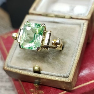 Stunning Vintage Circa 1940s Unique Statement Design Large Emerald Cut Synthetic Spinel Uranium Glass 14ct Yellow Gold Ring size R1/2 image 4