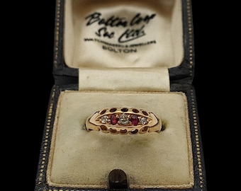 Vacker antik viktoriansk edwardiansk ring i 18 karat gult guld med naturlig rubin och diamanter, cirka 1900 - M1/2