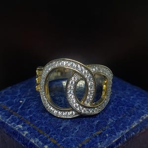Vacker modern, skickligt tillverkad Elanza-design med simulerad diamant och Swarovski-zirkonia, guld- och vermeilspänne i sterlingsilver
