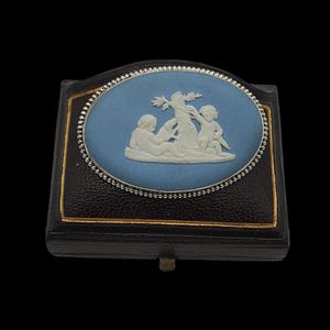 Beautiful Vintage Skillfully Crafted Decorative Oval Wedgewood Jasperware Ceramic Cameo Sterling Silver Brooch - lgth 51mm