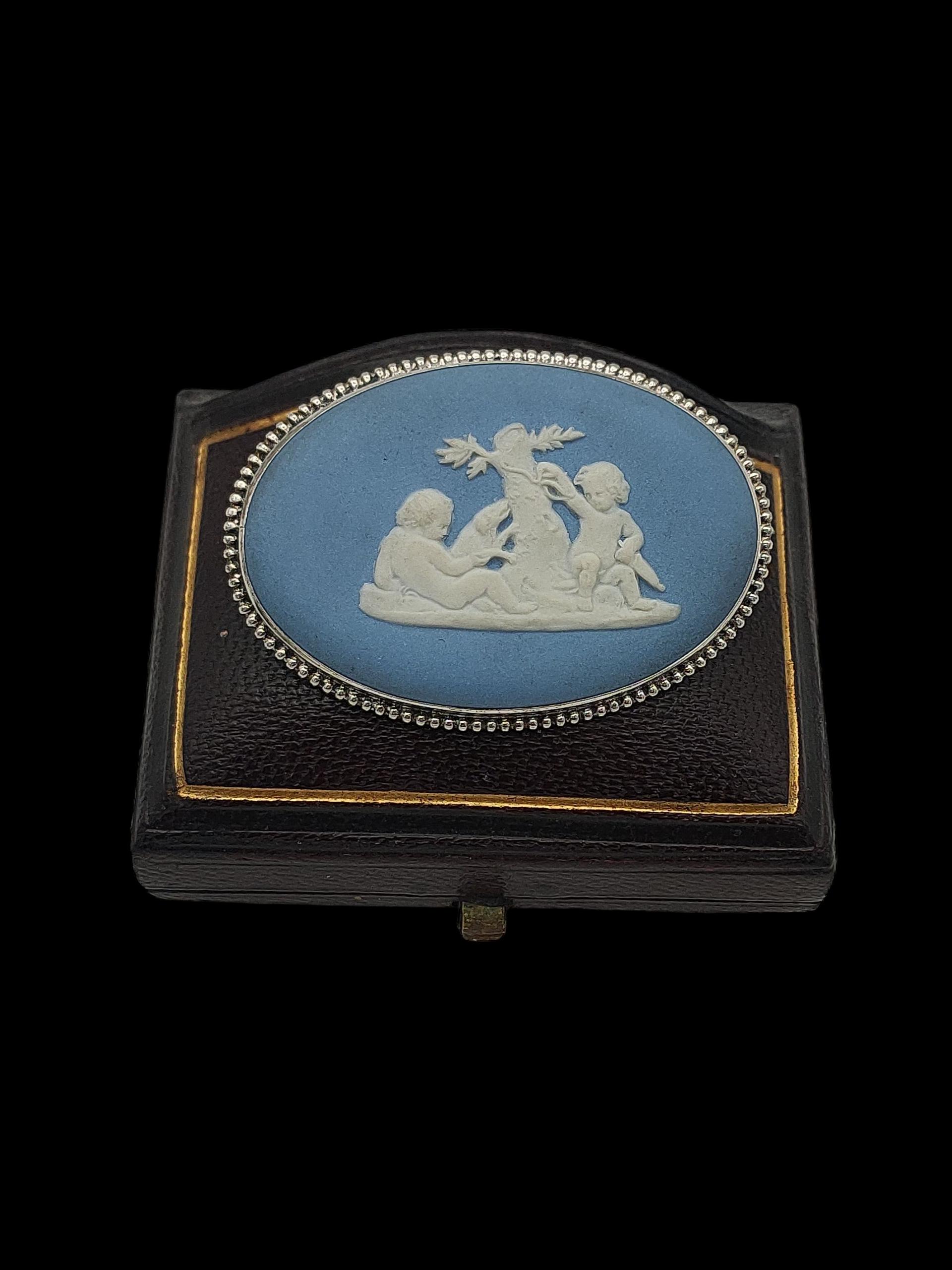 Beautiful Vintage Skillfully Crafted Decorative Oval Wedgewood