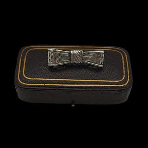 Beautiful Antique Victorian / Edwardian Skillfully Crafted Decorative Unique Sterling Silver Bow Brooch - lgth 35mm