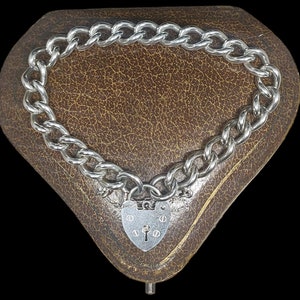 Schönes Vintage circa 1970s Dekorative schwere abgerundete Panzerkette Link Herz Vorhängeschloss Verschluss Sterling Silber Charm Armband - lgth 18&quot;