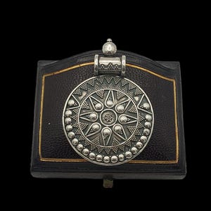 Prachtige antieke vintage vakkundig vervaardigd decoratief uniek bloemen statementontwerp etnisch tribal sterlingzilveren kettinghanger - 53 mm