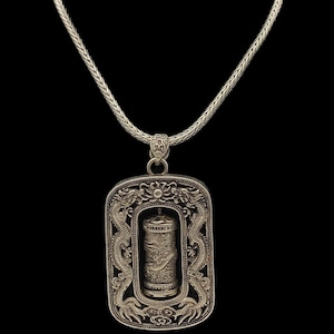 Beautiful Super Vintage Antique Skillfully Chinese Tibetan Crafted Decorative Twisting Chain Unique Carved Dragon Silver Pendant Necklace