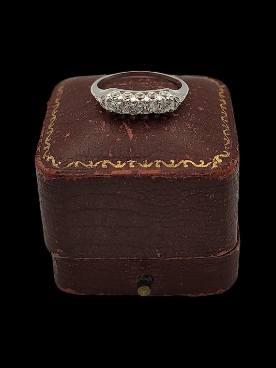 Beautiful Modern Skillfully Crafted Stable Sparkl… - image 1