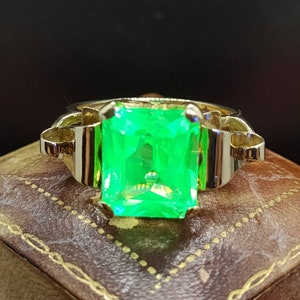 Stunning Vintage Circa 1940s Unique Statement Design Large Emerald Cut Synthetic Spinel Uranium Glass 14ct Yellow Gold Ring size R1/2 image 2