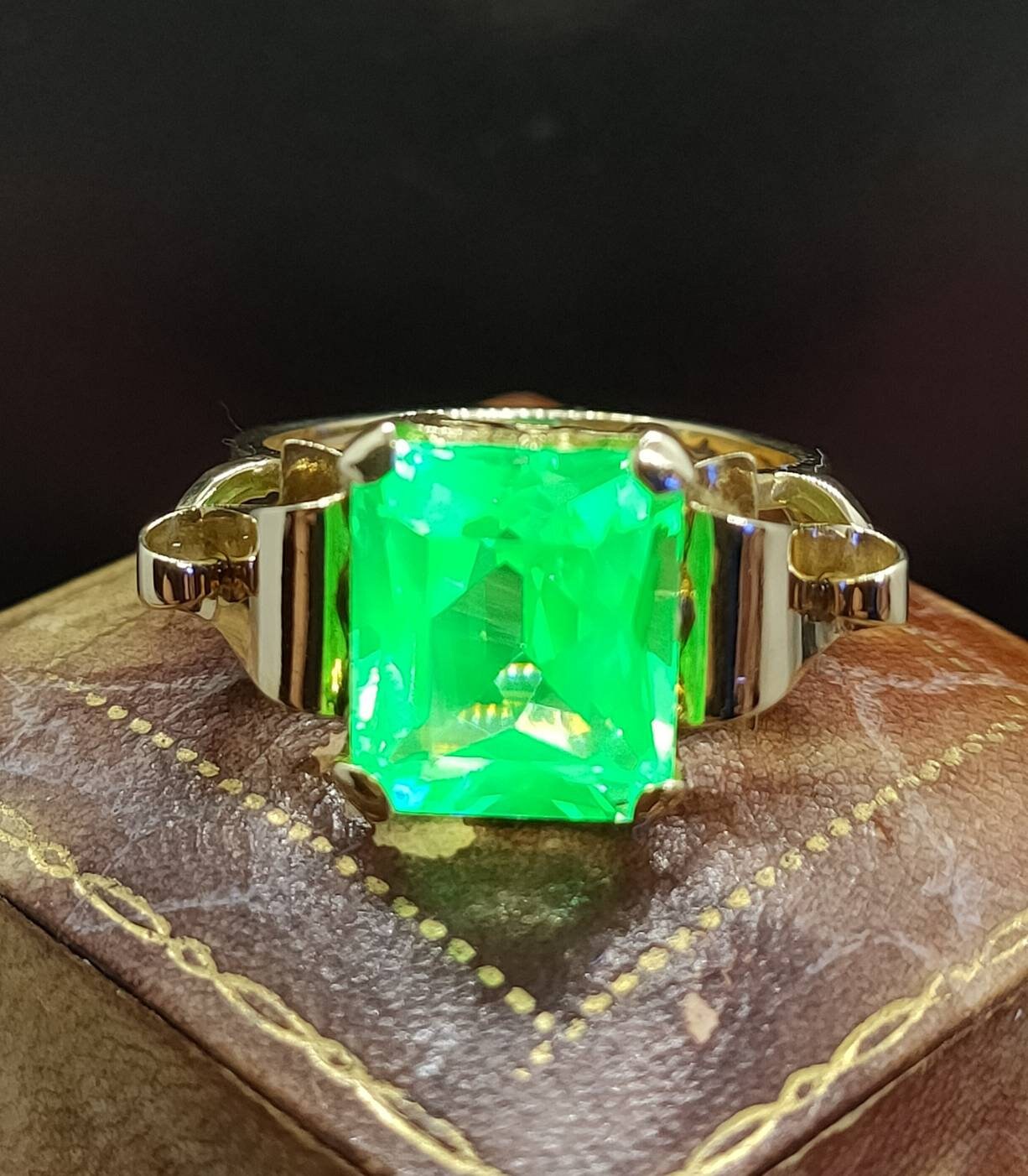 VINTAGE PRETTY GREEN GLASS SHINY GOLD TONE RING ADJUSTABLE