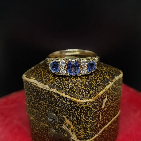 Beautiful Antique Victorian Edwardian Circa 1900 Decorative Scrolling Set Trilogy Oval Natural Sapphire Diamond Assets 18ct Yellow Gold Ring