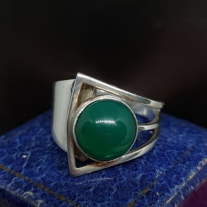 Beautiful Vintage Skillfully Crafted Middle Eastern Origin Statement Design Cabochon Green Onyx Sterling Silver Expander Ring - N+