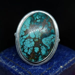 Beautiful Vintage Skillfully Crafted Decorative Statement Design Large Oval Cut Cabochon Natural Turquoise Sterling Silver Ring - size S / 9