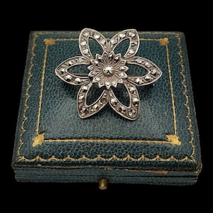 Beautiful Vintage Skillfully Crafted Decorative Art Deco Inspired Sparkling Marcasite Sterling Silver Flower Brooch - lgth 30mm
