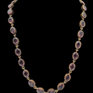 Vackert antikt viktorianskt halsband från cirka 1860-talet med skickligt tillverkat guldfärgat Pinchbeck-bezelset och gnistrande ametistpasta - 25"