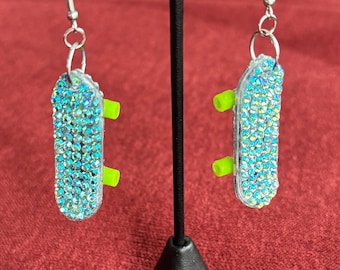 Boucles d'oreilles pendantes skateboard strass bleus