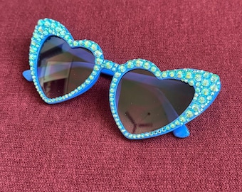 Lunettes de soleil bleu clair en forme de coeurs avec strass de haute qualité