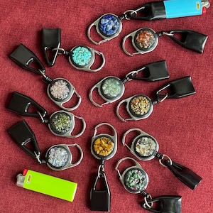 Könnte beinhalten: Ein Set aus drei Keramikbechern mit gesprenkelter, matter Oberfläche. Die Becher sind in Creme-, Hellgrau- und Dunkelgrautönen gehalten. Jeder Becher hat ein schlichtes, minimalistisches Design.