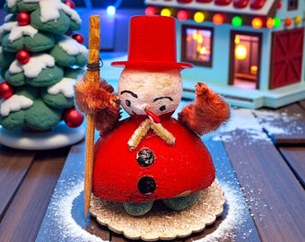 Ornamento natalizio vintage Putz Red Snowman • Cotone filato anni '50 • Neve di mica • Cappello a cilindro rosso • Figura di canna da zucchero Giappone