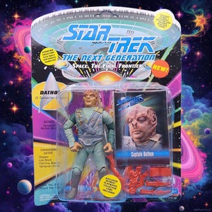 Puede incluir: Figura de acción de Star Trek: The Next Generation del Capitán Dathon, en blíster. La figura es azul claro y beige, con accesorios. El embalaje presenta el logotipo de Star Trek y las palabras "Space: The Final Frontier."
