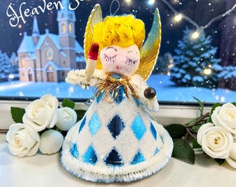 Ornamento vintage anni '50 a forma di angelo con motivo arlecchino blu, capelli in cotone filato giallo, candela, perline di vetro mercurizzato, ali in lamina d'oro, Giappone.