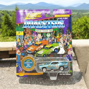 ジョニーライトニング ドラッグスター ベイビーニューイヤー '98 ベイビーニューイヤー グリーン ヴィンテージ 1:64 コレクターボタン プレイングマンティス カードシール付き