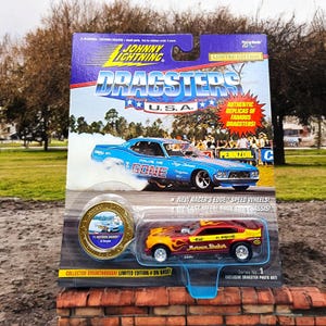 Johnny Lightning Dragsters USA Al Bergler's '71 Motown Shaker Diecast Car 1995 Red Car Flames Collector Button Original Sealed Card