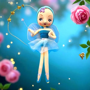 Peut inclure: Une poupée fée avec une robe tutu bleue, des ailes et un bandeau assorti, tenant une baguette étoile. La poupée est placée sur un fond bleu avec une guirlande d'étoiles dorées et des roses roses. Le visage de la poupée a de grands yeux et une douce expression.