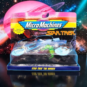 Puede incluir: Juego de juguetes Micro Machines Star Trek con modelos de naves espaciales en miniatura. El embalaje incluye el logotipo de Micro Machines, la marca Star Trek y el texto "STAR TREK THE MOVIES". Incluye un Klingon Bird of Prey y USS Reliant.