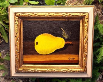 Bodegón en miniatura al óleo de una pera, firmado por la artista Ginny, en un marco dorado ornamentado de 7x6 pulgadas.