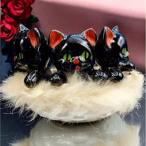 Brinn&#39;s Three Black Green Eyed Kitties in Fur Trimmed Basket 60s Japan Cat Collector Ceramic Original Foil Label