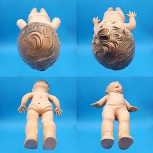 Puede incluir: Cuatro vistas de una mu&ntilde;eca beb&eacute; vintage. La mu&ntilde;eca tiene un tono de piel claro, con rasgos faciales detallados y cabello moldeado. La mu&ntilde;eca se muestra desde diferentes &aacute;ngulos, incluyendo la parte delantera, trasera y superior, sobre un fondo azul.