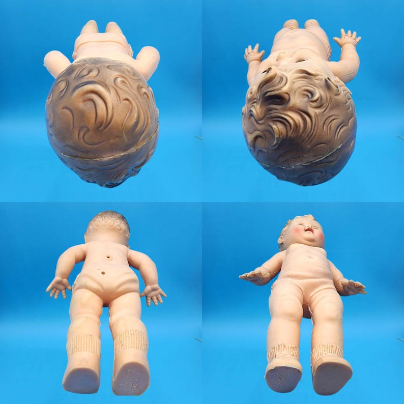 Puede incluir: Cuatro vistas de una mu&ntilde;eca beb&eacute; vintage. La mu&ntilde;eca tiene un tono de piel claro, con rasgos faciales detallados y cabello moldeado. La mu&ntilde;eca se muestra desde diferentes &aacute;ngulos, incluyendo la parte delantera, trasera y superior, sobre un fondo azul.