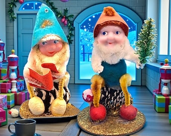 Ornamenti vintage Putz Elf anni '50 Giappone • Libro con albero e spazzola per bottiglie a forma di pigna • Set di 2 cappelli floccati in cotone filato Mica Snow